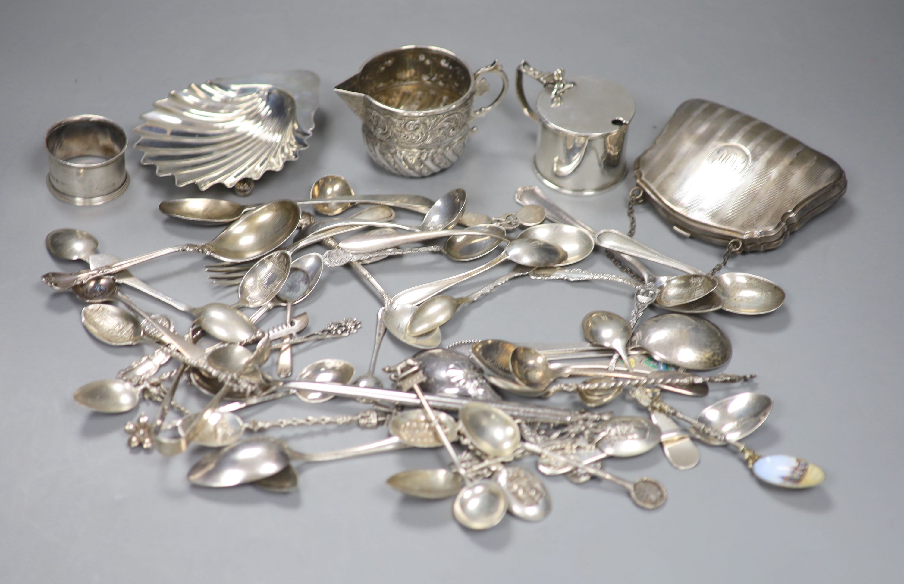 Mixed silver and cutlery.